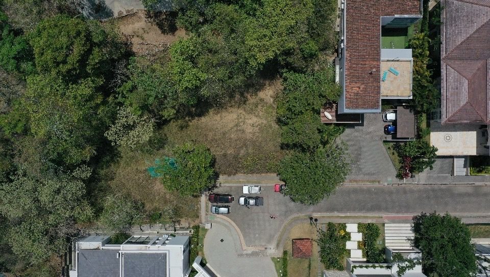 Vista aérea con dron del lote esquinero sobre la calle adoquinada de Cerro Real